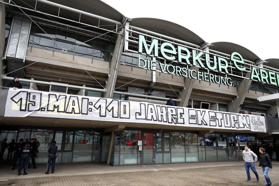 Sturm Graz - Austria Wien
Oesterreichische Fussball Bundesliga, 30. Runde, SK Sturm Graz - FK Austria Wien, Stadion Liebenau Graz, 12.05.2019. 

Foto zeigt eine Aussenansicht vom Stadion Liebenau mit einem Spruchband
