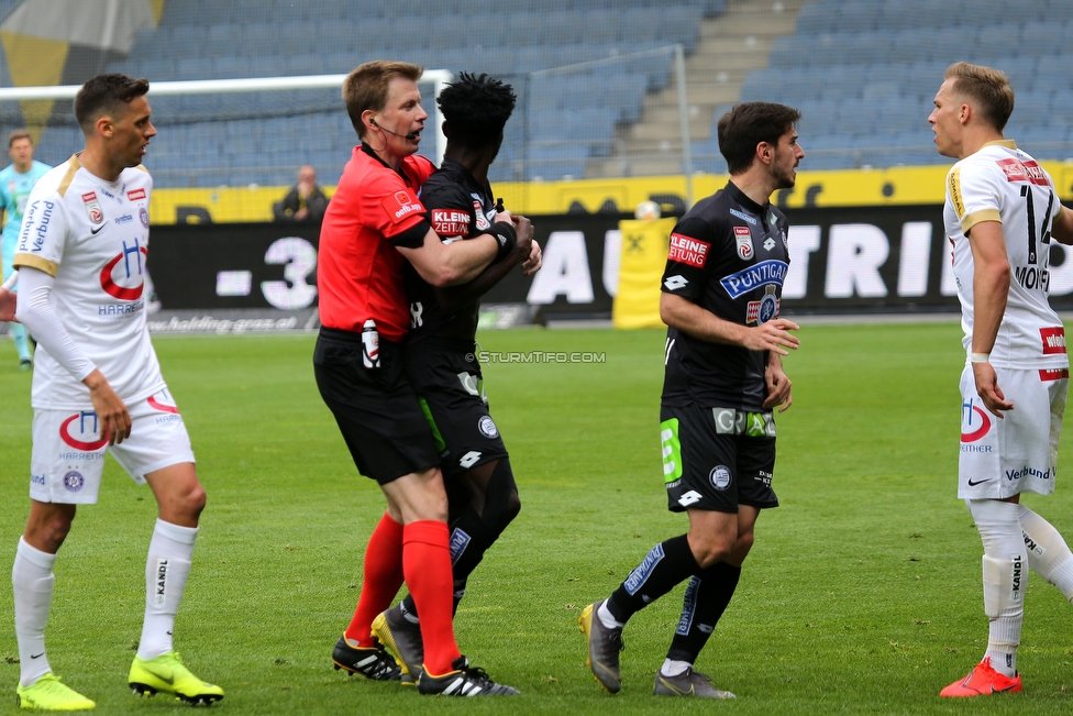 Sturm Graz - Austria Wien
Oesterreichische Fussball Bundesliga, 30. Runde, SK Sturm Graz - FK Austria Wien, Stadion Liebenau Graz, 12.05.2019. 

Foto zeigt Schiedsrichter Markus Hameter und Gideon Mensah (Sturm)
