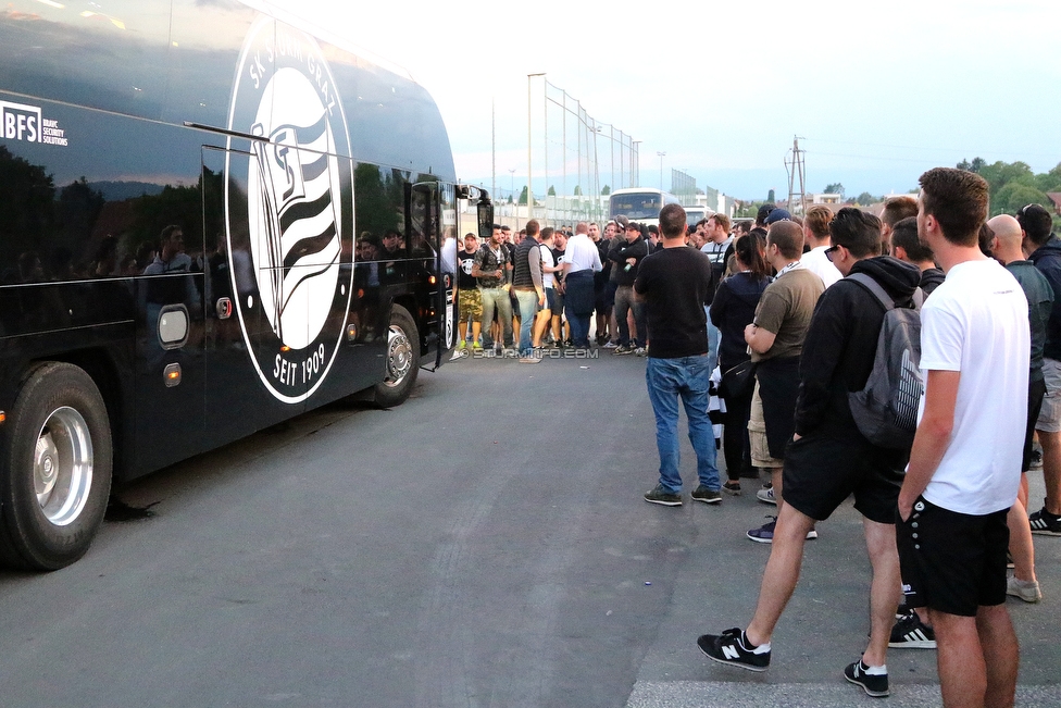 Wolfsberg - Sturm Graz
Oesterreichische Fussball Bundesliga, 32. Runde, Wolfsberger AC - SK Sturm Graz, Lavanttal Arena Wolfsberg, 26.05.2019. 

Foto zeigt den Mannschaftsbus von Sturm und Fans von Sturm im Trainingszentrum Messendorf
Schlüsselwörter: protest