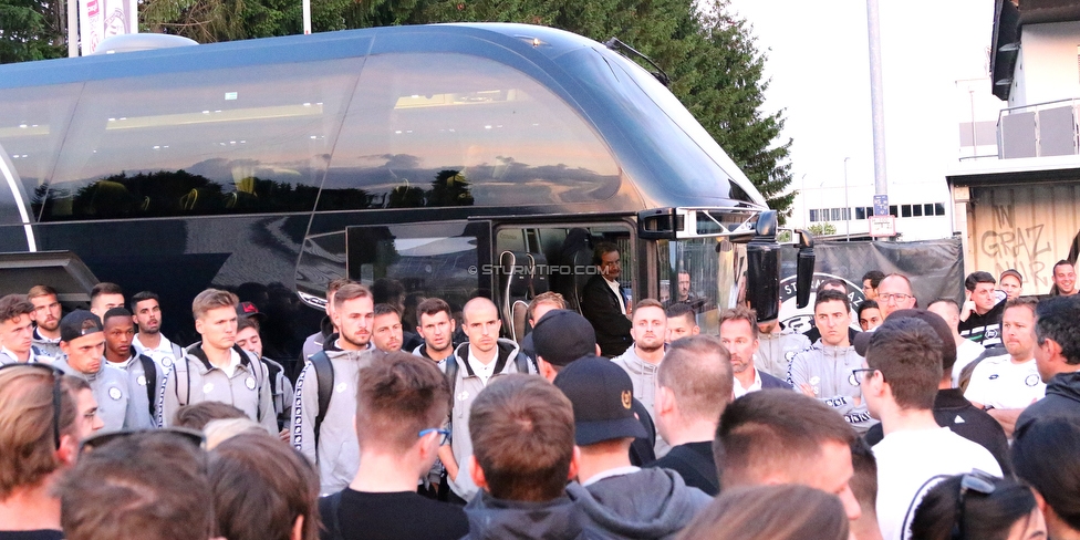 Wolfsberg - Sturm Graz
Oesterreichische Fussball Bundesliga, 32. Runde, Wolfsberger AC - SK Sturm Graz, Lavanttal Arena Wolfsberg, 26.05.2019. 

Foto zeigt die Mannschaft von Sturm und Fans von Sturm im Trainingszentrum Messendorf
Schlüsselwörter: protest