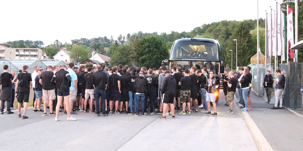 Wolfsberg - Sturm Graz
Oesterreichische Fussball Bundesliga, 32. Runde, Wolfsberger AC - SK Sturm Graz, Lavanttal Arena Wolfsberg, 26.05.2019. 

Foto zeigt den Mannschaftsbus von Sturm und Fans von Sturm im Trainingszentrum Messendorf
Schlüsselwörter: protest