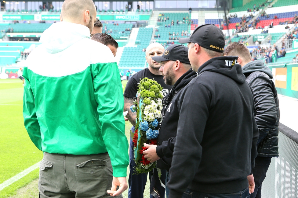 Rapid Wien - Sturm Graz
Oesterreichische Fussball Bundesliga, 34. Runde Europa League Play-Off, SK Rapid Wien - SK Sturm Graz, Weststadion Wien, 30.05.2019. 

Foto zeigt Vertreter des Block West Rapid Wien und der Nordkurve Sturm Graz bei einer Kranzuebergabe
