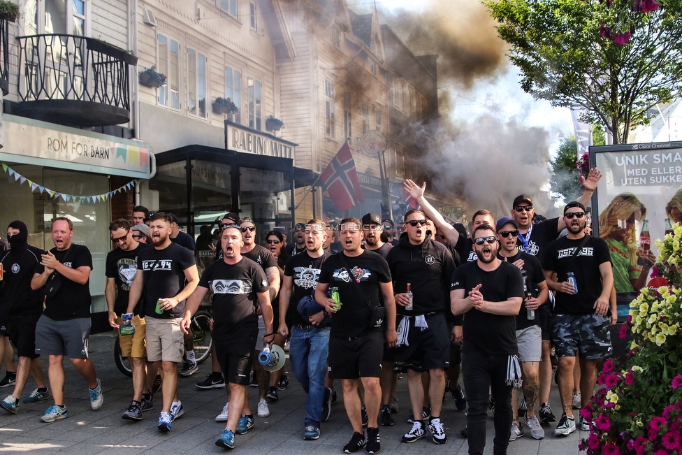 Haugesund - Sturm Graz
UEFA Europa League Qualifikation 2. Runde, FK Haugesund - SK Sturm Graz, Haugesund Stadion, 25.07.2019. 

Foto zeigt Fans von Sturm beim Corteo
