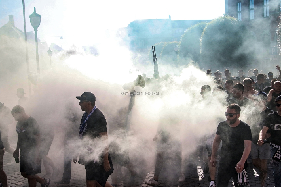 Haugesund - Sturm Graz
UEFA Europa League Qualifikation 2. Runde, FK Haugesund - SK Sturm Graz, Haugesund Stadion, 25.07.2019. 

Foto zeigt Fans von Sturm beim Corteo
