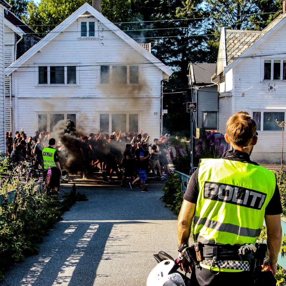 Haugesund - Sturm Graz
UEFA Europa League Qualifikation 2. Runde, FK Haugesund - SK Sturm Graz, Haugesund Stadion, 25.07.2019. 

Foto zeigt Fans von Sturm beim Corteo und Polizei
