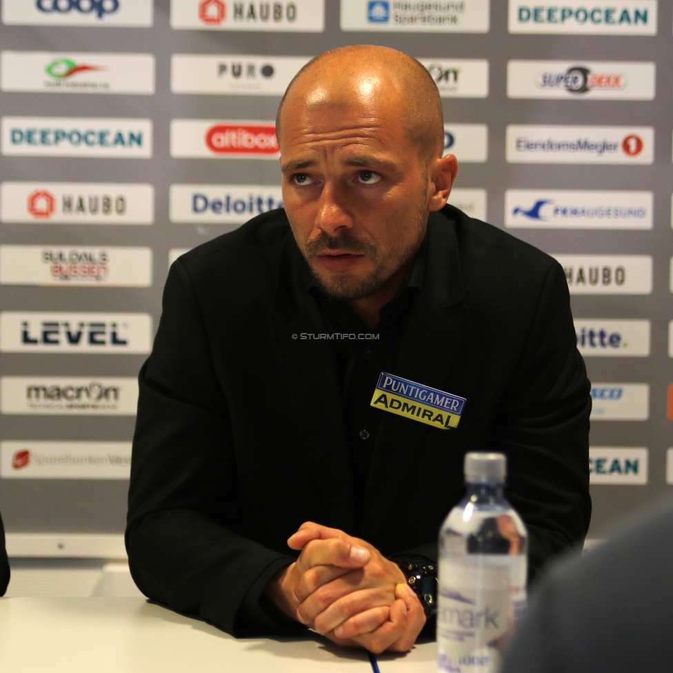 Haugesund - Sturm Graz
UEFA Europa League Qualifikation 2. Runde, FK Haugesund - SK Sturm Graz, Haugesund Stadion, 25.07.2019. 

Foto zeigt Nestor El Maestro (Cheftrainer Sturm) bei der Pressekonferenz
