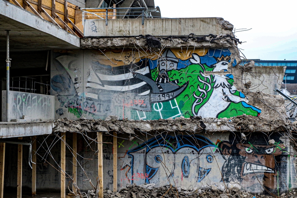 Oesterreichische Fussball Bundesliga, 1. Runde, SK Sturm Graz - SKN St. Poelten, Stadion Liebenau Graz, 28.07.2019. 

Foto zeigt den Abriss der Tiefgarage vom Stadion Liebenau und Graffiti
