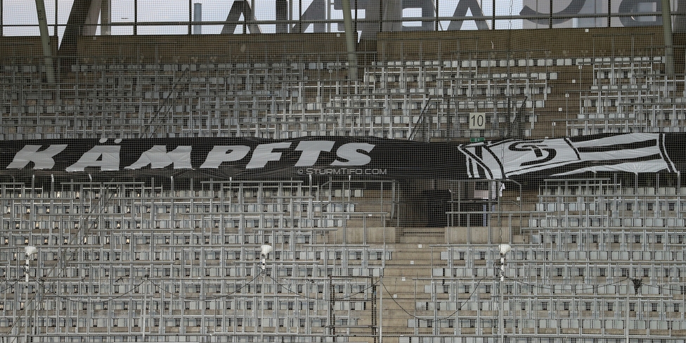 Sturm Graz - Haugesund
UEFA Europa League Qualifikation 2 Runde, SK Sturm Graz - FK Haugesund, Stadion Liebenau Graz, 01.08.2019. 

Foto zeigt die leere Nordkurve im Stadion Liebenau mit einem Spruchband
Schlüsselwörter: schwoaze