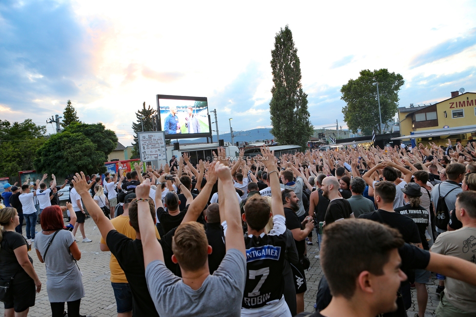 Sturm Graz - Haugesund
UEFA Europa League Qualifikation 2 Runde, SK Sturm Graz - FK Haugesund, Stadion Liebenau Graz, 01.08.2019. 

Foto zeigt Fans von Sturm beim Public Viewing
