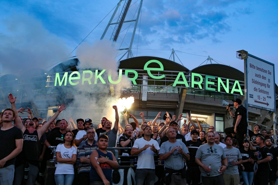 Sturm Graz - Haugesund
UEFA Europa League Qualifikation 2 Runde, SK Sturm Graz - FK Haugesund, Stadion Liebenau Graz, 01.08.2019. 

Foto zeigt Fans von Sturm beim Public Viewing
Schlüsselwörter: pyrotechnik