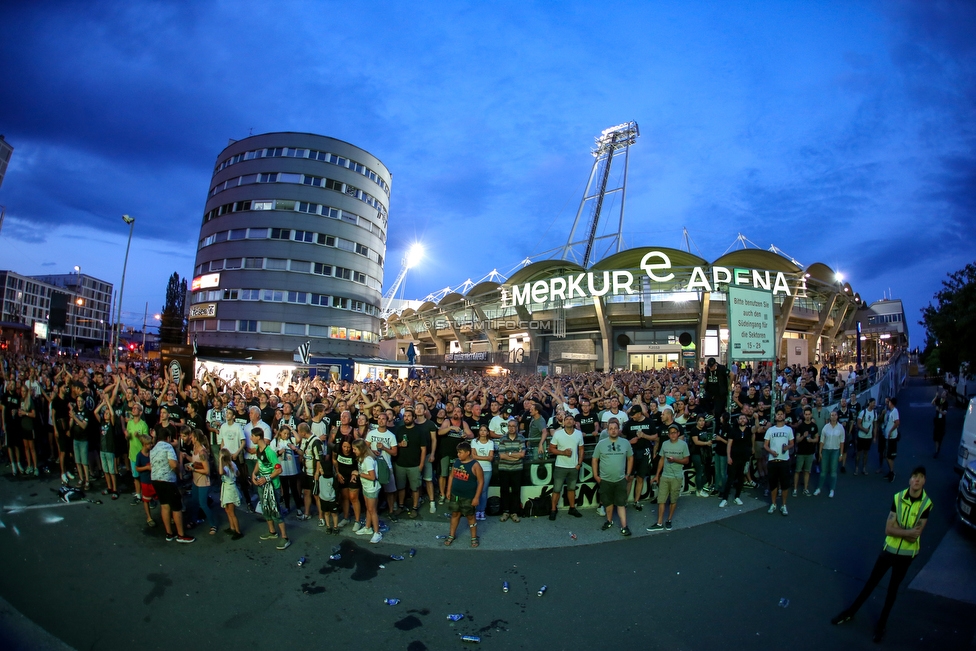 Sturm Graz - Haugesund
UEFA Europa League Qualifikation 2 Runde, SK Sturm Graz - FK Haugesund, Stadion Liebenau Graz, 01.08.2019. 

Foto zeigt Fans von Sturm beim Public Viewing
