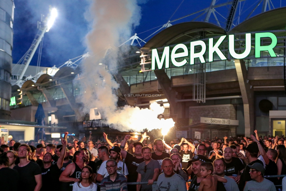 Sturm Graz - Haugesund
UEFA Europa League Qualifikation 2 Runde, SK Sturm Graz - FK Haugesund, Stadion Liebenau Graz, 01.08.2019. 

Foto zeigt Fans von Sturm beim Public Viewing
Schlüsselwörter: pyrotechnik