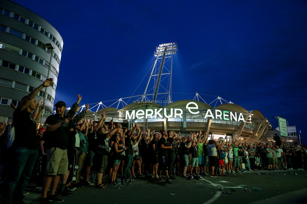 Sturm Graz - Haugesund
UEFA Europa League Qualifikation 2 Runde, SK Sturm Graz - FK Haugesund, Stadion Liebenau Graz, 01.08.2019. 

Foto zeigt Fans von Sturm beim Public Viewing
