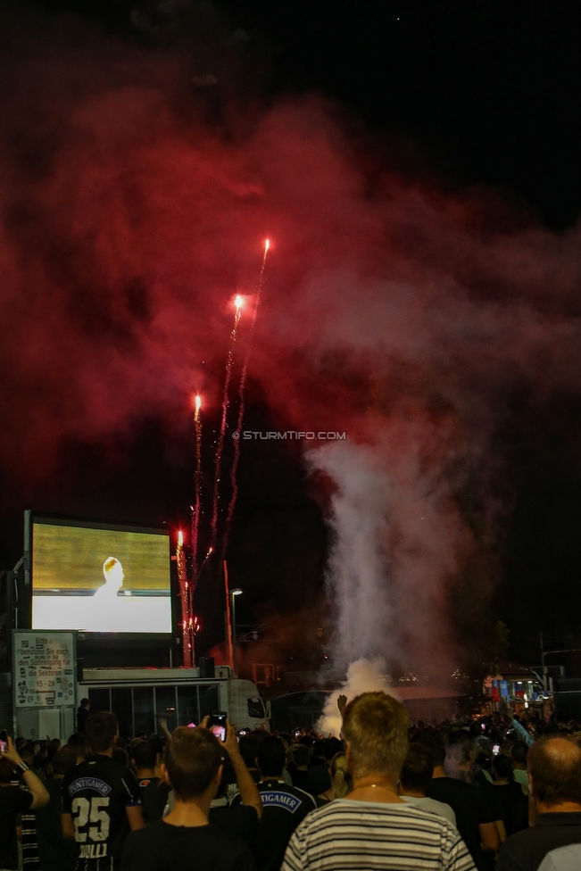 Sturm Graz - Haugesund
UEFA Europa League Qualifikation 2 Runde, SK Sturm Graz - FK Haugesund, Stadion Liebenau Graz, 01.08.2019. 

Foto zeigt Fans von Sturm beim Public Viewing
Schlüsselwörter: pyrotechnik