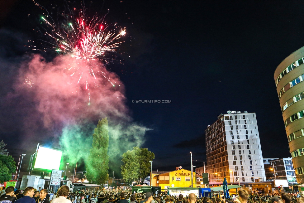 Sturm Graz - Haugesund
UEFA Europa League Qualifikation 2 Runde, SK Sturm Graz - FK Haugesund, Stadion Liebenau Graz, 01.08.2019. 

Foto zeigt Fans von Sturm beim Public Viewing
Schlüsselwörter: pyrotechnik