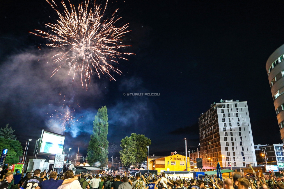 Sturm Graz - Haugesund
UEFA Europa League Qualifikation 2 Runde, SK Sturm Graz - FK Haugesund, Stadion Liebenau Graz, 01.08.2019. 

Foto zeigt Fans von Sturm beim Public Viewing
Schlüsselwörter: pyrotechnik