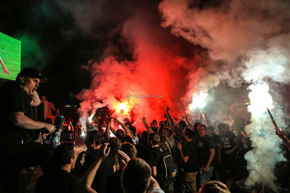 Sturm Graz - Haugesund
UEFA Europa League Qualifikation 2 Runde, SK Sturm Graz - FK Haugesund, Stadion Liebenau Graz, 01.08.2019. 

Foto zeigt Fans von Sturm beim Public Viewing
Schlüsselwörter: pyrotechnik