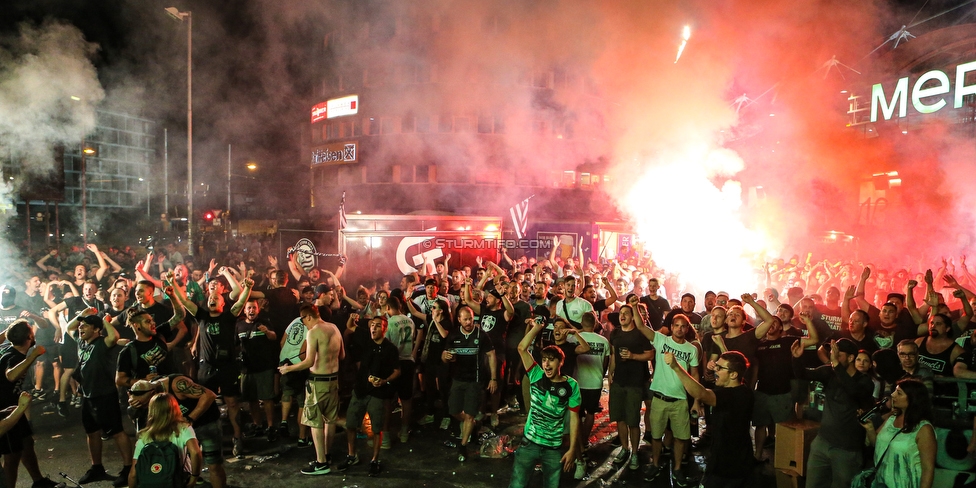 Sturm Graz - Haugesund
UEFA Europa League Qualifikation 2 Runde, SK Sturm Graz - FK Haugesund, Stadion Liebenau Graz, 01.08.2019. 

Foto zeigt Fans von Sturm beim Public Viewing
Schlüsselwörter: pyrotechnik