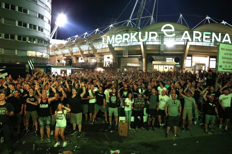 Sturm Graz - Haugesund
UEFA Europa League Qualifikation 2 Runde, SK Sturm Graz - FK Haugesund, Stadion Liebenau Graz, 01.08.2019. 

Foto zeigt Fans von Sturm beim Public Viewing
