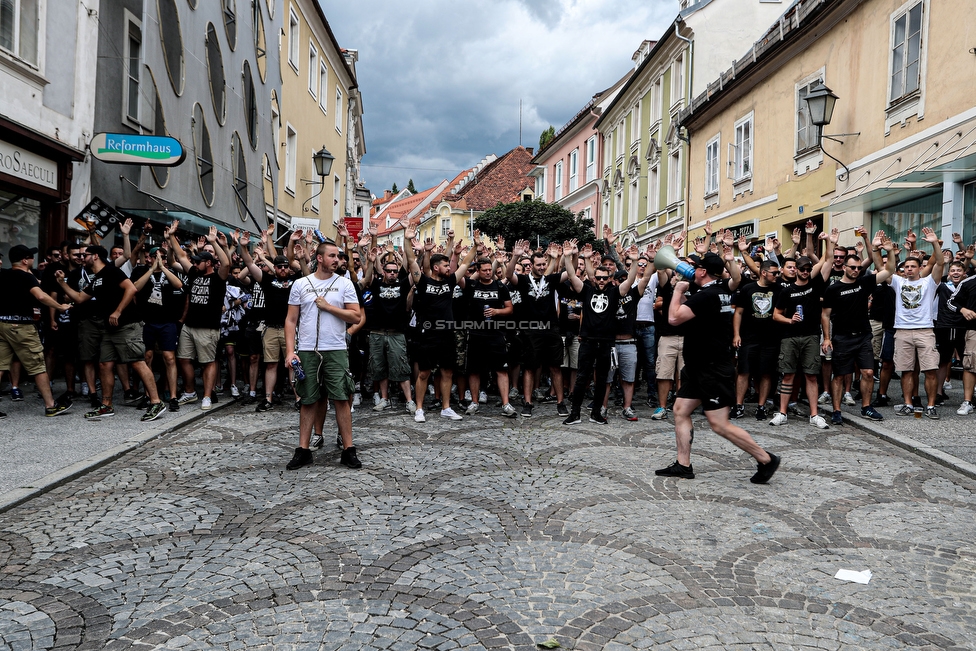 Wolfsberg - Sturm Graz
Oesterreichische Fussball Bundesliga, 2. Runde, Wolfsberger AC - SK Sturm Graz, Lavanttal Arena Wolfsberg, 04.08.2019. 

Foto zeigt Fans von Sturm beim Corteo
