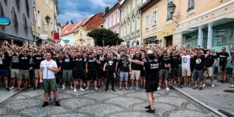 Wolfsberg - Sturm Graz
Oesterreichische Fussball Bundesliga, 2. Runde, Wolfsberger AC - SK Sturm Graz, Lavanttal Arena Wolfsberg, 04.08.2019. 

Foto zeigt Fans von Sturm beim Corteo
