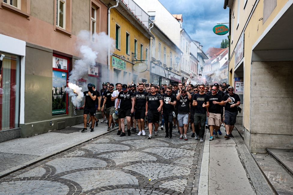 Wolfsberg - Sturm Graz
Oesterreichische Fussball Bundesliga, 2. Runde, Wolfsberger AC - SK Sturm Graz, Lavanttal Arena Wolfsberg, 04.08.2019. 

Foto zeigt Fans von Sturm beim Corteo
Schlüsselwörter: pyrotechnik