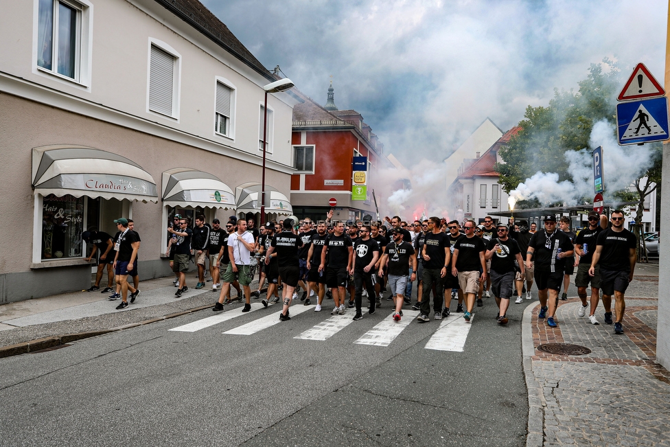 Wolfsberg - Sturm Graz
Oesterreichische Fussball Bundesliga, 2. Runde, Wolfsberger AC - SK Sturm Graz, Lavanttal Arena Wolfsberg, 04.08.2019. 

Foto zeigt Fans von Sturm beim Corteo
Schlüsselwörter: pyrotechnik