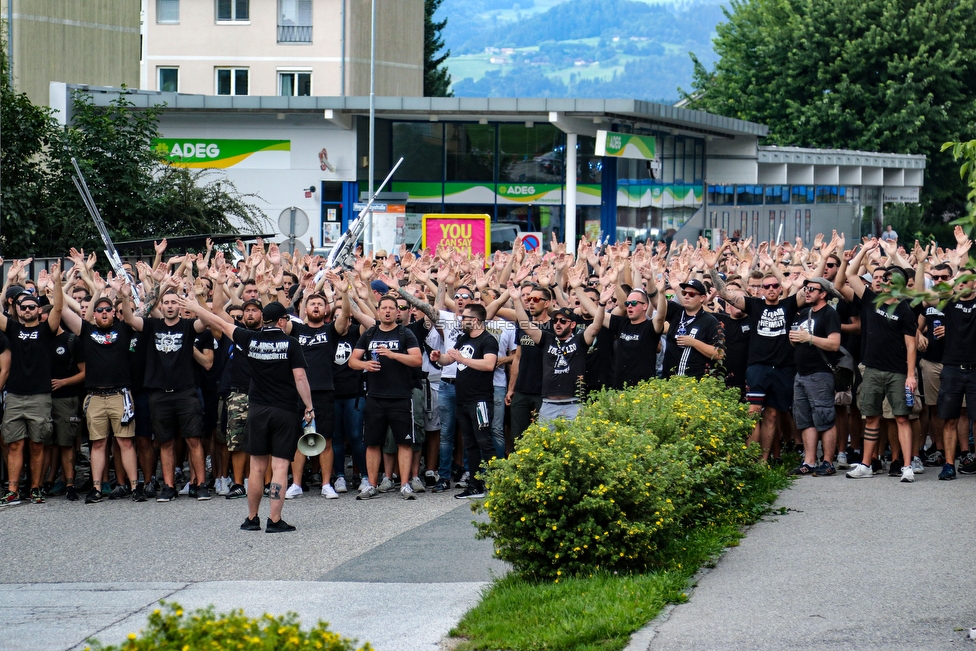 Wolfsberg - Sturm Graz
Oesterreichische Fussball Bundesliga, 2. Runde, Wolfsberger AC - SK Sturm Graz, Lavanttal Arena Wolfsberg, 04.08.2019. 

Foto zeigt Fans von Sturm beim Corteo
