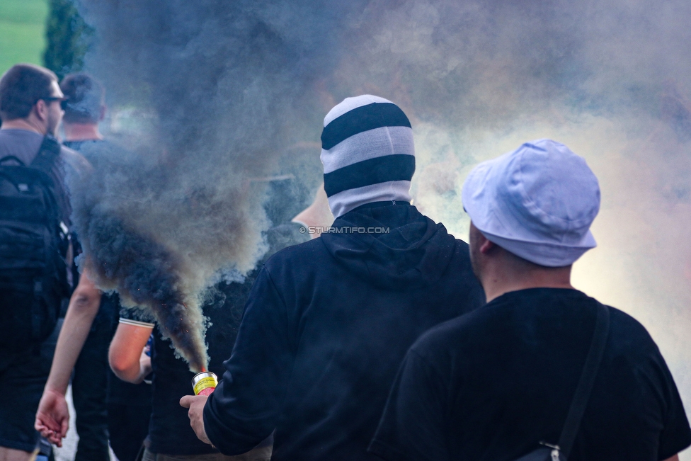 Wolfsberg - Sturm Graz
Oesterreichische Fussball Bundesliga, 2. Runde, Wolfsberger AC - SK Sturm Graz, Lavanttal Arena Wolfsberg, 04.08.2019. 

Foto zeigt Fans von Sturm beim Corteo
Schlüsselwörter: pyrotechnik