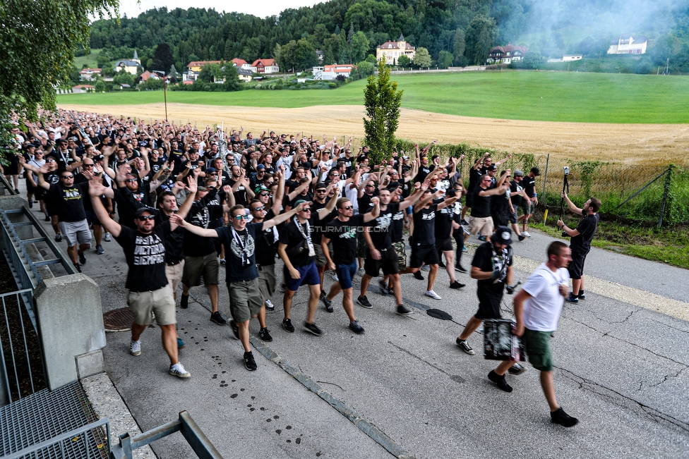 Wolfsberg - Sturm Graz
Oesterreichische Fussball Bundesliga, 2. Runde, Wolfsberger AC - SK Sturm Graz, Lavanttal Arena Wolfsberg, 04.08.2019. 

Foto zeigt Fans von Sturm beim Corteo
