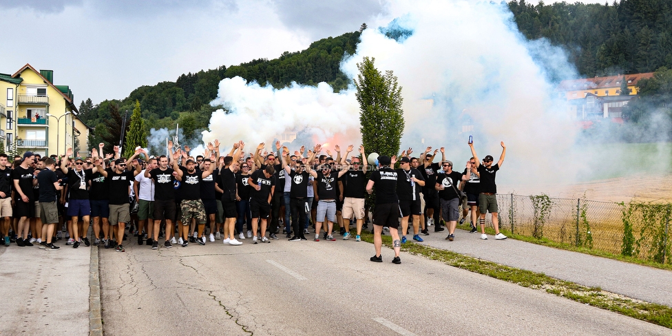 Wolfsberg - Sturm Graz
Oesterreichische Fussball Bundesliga, 2. Runde, Wolfsberger AC - SK Sturm Graz, Lavanttal Arena Wolfsberg, 04.08.2019. 

Foto zeigt Fans von Sturm beim Corteo
Schlüsselwörter: pyrotechnik