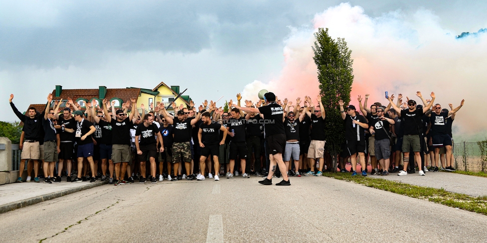 Wolfsberg - Sturm Graz
Oesterreichische Fussball Bundesliga, 2. Runde, Wolfsberger AC - SK Sturm Graz, Lavanttal Arena Wolfsberg, 04.08.2019. 

Foto zeigt Fans von Sturm beim Corteo
Schlüsselwörter: pyrotechnik