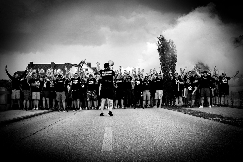 Wolfsberg - Sturm Graz
Oesterreichische Fussball Bundesliga, 2. Runde, Wolfsberger AC - SK Sturm Graz, Lavanttal Arena Wolfsberg, 04.08.2019. 

Foto zeigt Fans von Sturm beim Corteo
Schlüsselwörter: pyrotechnik