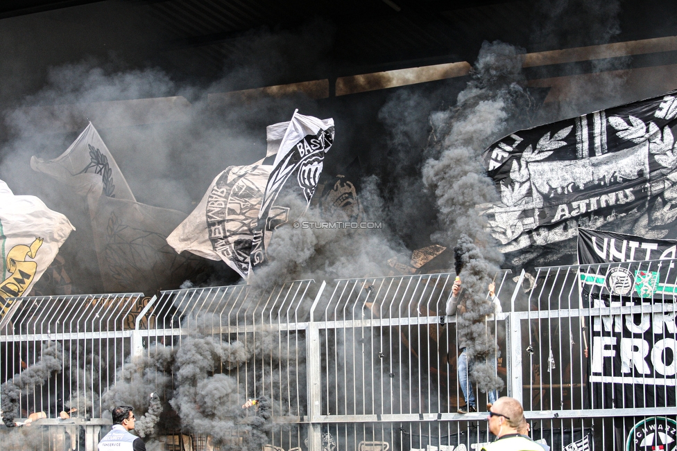 Wolfsberg - Sturm Graz
Oesterreichische Fussball Bundesliga, 2. Runde, Wolfsberger AC - SK Sturm Graz, Lavanttal Arena Wolfsberg, 04.08.2019. 

Foto zeigt Fans von Sturm
Schlüsselwörter: pyrotechnik