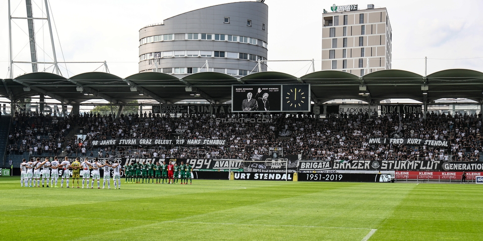 Sturm Graz - Tirol
Oesterreichische Fussball Bundesliga, 5. Runde, SK Sturm Graz - WSG Tirol, Stadion Liebenau Graz, 25.08.2019. 

Foto zeigt Fans von Sturm mit einem Spruchband und die Mannschaft von Sturm bei einer Trauerminute
Schlüsselwörter: schabus stendal