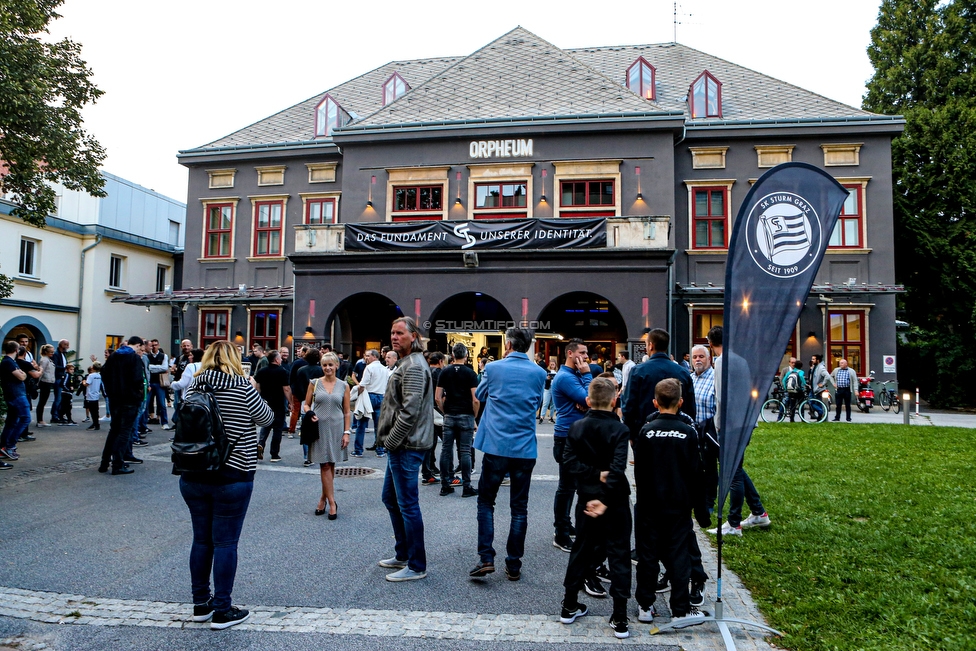 Sturm Leitbild Praesentation
SK Sturm Graz Leitbild Praesentation, Orpheum Graz, 11.09.2019.

Foto zeigt Gaeste vor dem Orpheum
