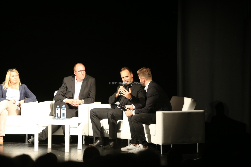 Sturm Leitbild Praesentation
SK Sturm Graz Leitbild Praesentation, Orpheum Graz, 11.09.2019.

Foto zeigt Sabine Haring-Mosbacher (Universitaet Graz), Guenter Kreissl (sportl. Geschaeftsfuehrer Sturm), Thomas Tebbich (wirtsch. Geschaeftsfuehrer Sturm) und Thomas Seidl (Stadionsprecher Sturm)
