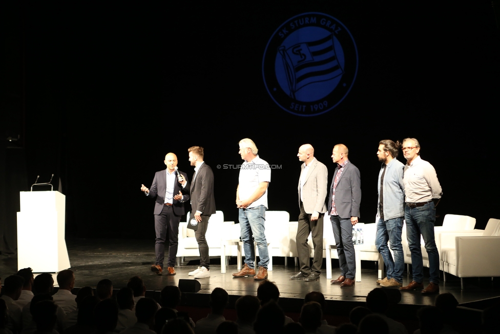 Sturm Leitbild Praesentation
SK Sturm Graz Leitbild Praesentation, Orpheum Graz, 11.09.2019.

Foto zeigt Thomas Seidl (Stadionsprecher Sturm) und das Filmteam des Image-Videos
