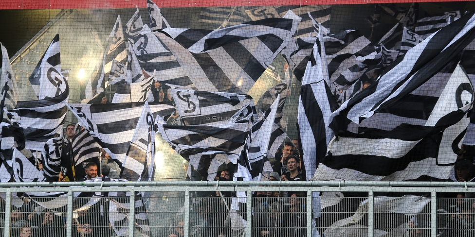 Austria Wien - Sturm Graz
Oesterreichische Fussball Bundesliga, 10. Runde, FK Austria Wien - SK Sturm Graz, Franz Horr Stadion Wien, 06.10.2019. 

Foto zeigt Fans von Sturm mit einer Choreografie
Schlüsselwörter: pyrotechnik