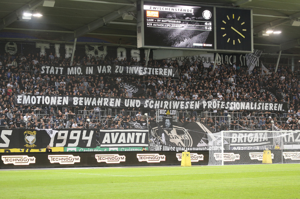 Sturm Graz - Salzburg
Oesterreichische Fussball Bundesliga, 11. Runde, SK Sturm Graz - FC RB Salzburg, Stadion Liebenau Graz, 19.10.2019. 

Foto zeigt Fans von Sturm mit einem Spruchband
Schlüsselwörter: protest var