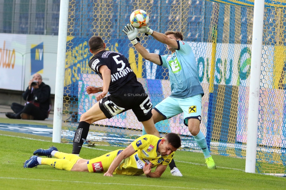 St. Poelten - Sturm Graz
Oesterreichische Fussball Bundesliga, 12. Runde, SKN St. Poelten - SK Sturm Graz, Arena St. Poelten, 26.10.2019. 

Foto zeigt Anastasios Avlonitis (Sturm) und Joerg Siebenhandl (Sturm)
