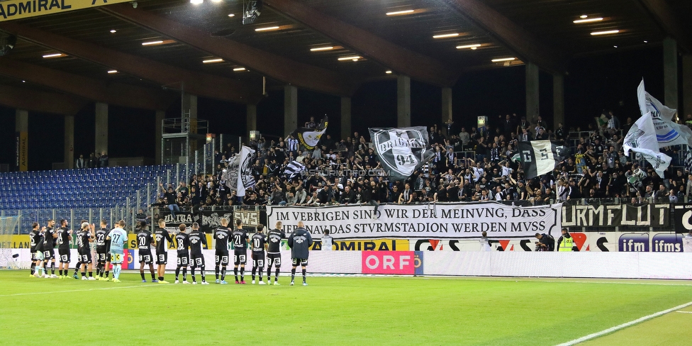 St. Poelten - Sturm Graz
Oesterreichische Fussball Bundesliga, 12. Runde, SKN St. Poelten - SK Sturm Graz, Arena St. Poelten, 26.10.2019. 

Foto zeigt die Mannschaft von Sturm und Fans von Sturm
Schlüsselwörter: jubel