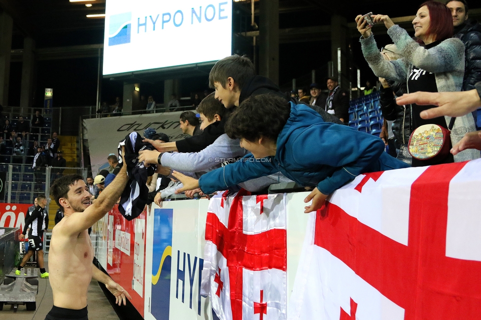 St. Poelten - Sturm Graz
Oesterreichische Fussball Bundesliga, 12. Runde, SKN St. Poelten - SK Sturm Graz, Arena St. Poelten, 26.10.2019. 

Foto zeigt Otar Kiteishvili (Sturm) und Fans von Sturm
