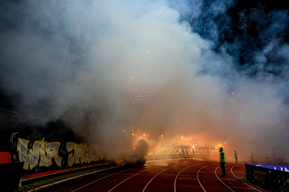 Kapfenberg - Sturm Graz
OEFB Cup, Achtelfinale, Kapfenberger SV - SK Sturm Graz, Franz-Fekete-Stadion Kapfenberg, 29.10.2019. 

Foto zeigt Fans von Sturm mit einer Choreografie
Schlüsselwörter: pyrotechnik