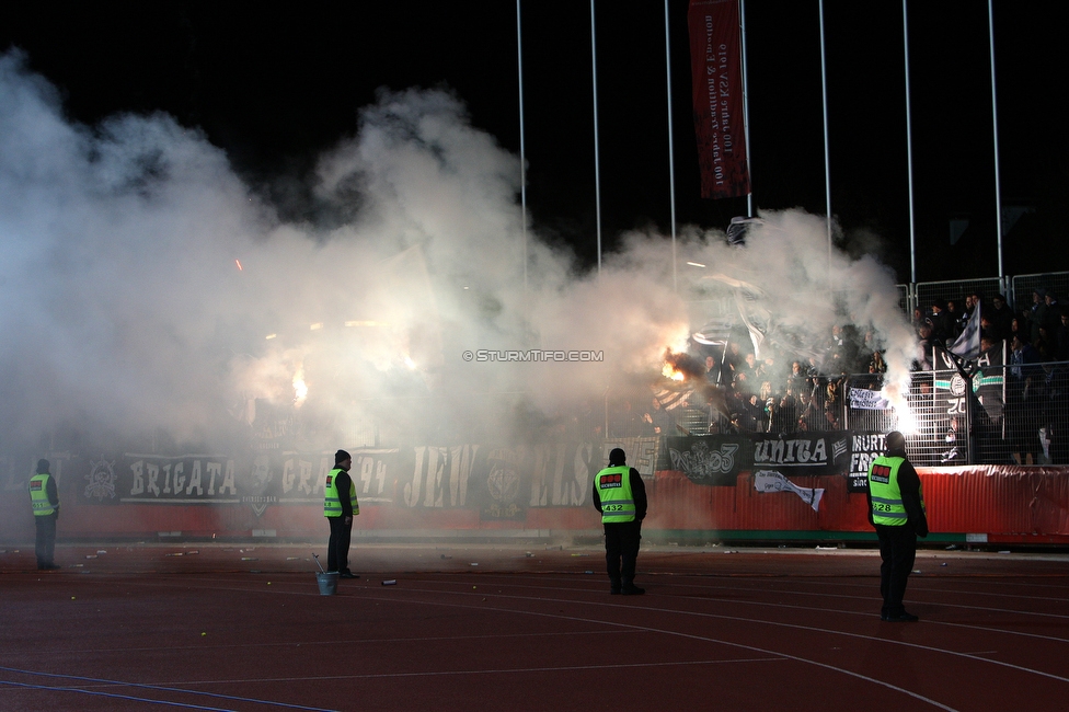 Kapfenberg - Sturm Graz
OEFB Cup, Achtelfinale, Kapfenberger SV - SK Sturm Graz, Franz-Fekete-Stadion Kapfenberg, 29.10.2019. 

Foto zeigt Fans von Sturm
Schlüsselwörter: pyrotechnik