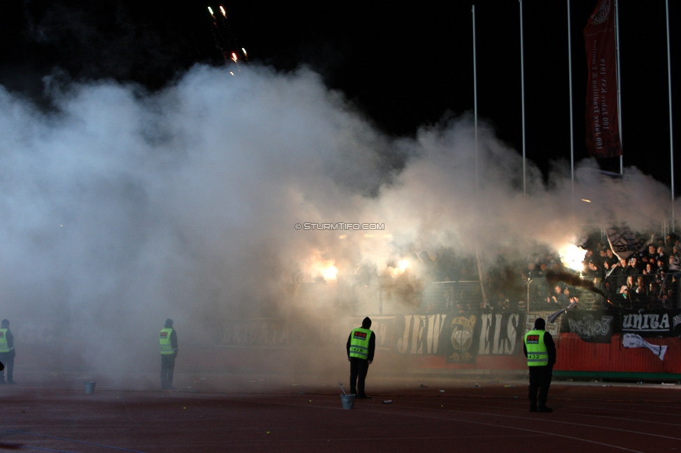 Kapfenberg - Sturm Graz
OEFB Cup, Achtelfinale, Kapfenberger SV - SK Sturm Graz, Franz-Fekete-Stadion Kapfenberg, 29.10.2019. 

Foto zeigt Fans von Sturm
Schlüsselwörter: pyrotechnik