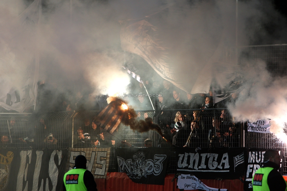 Kapfenberg - Sturm Graz
OEFB Cup, Achtelfinale, Kapfenberger SV - SK Sturm Graz, Franz-Fekete-Stadion Kapfenberg, 29.10.2019. 

Foto zeigt Fans von Sturm
Schlüsselwörter: pyrotechnik