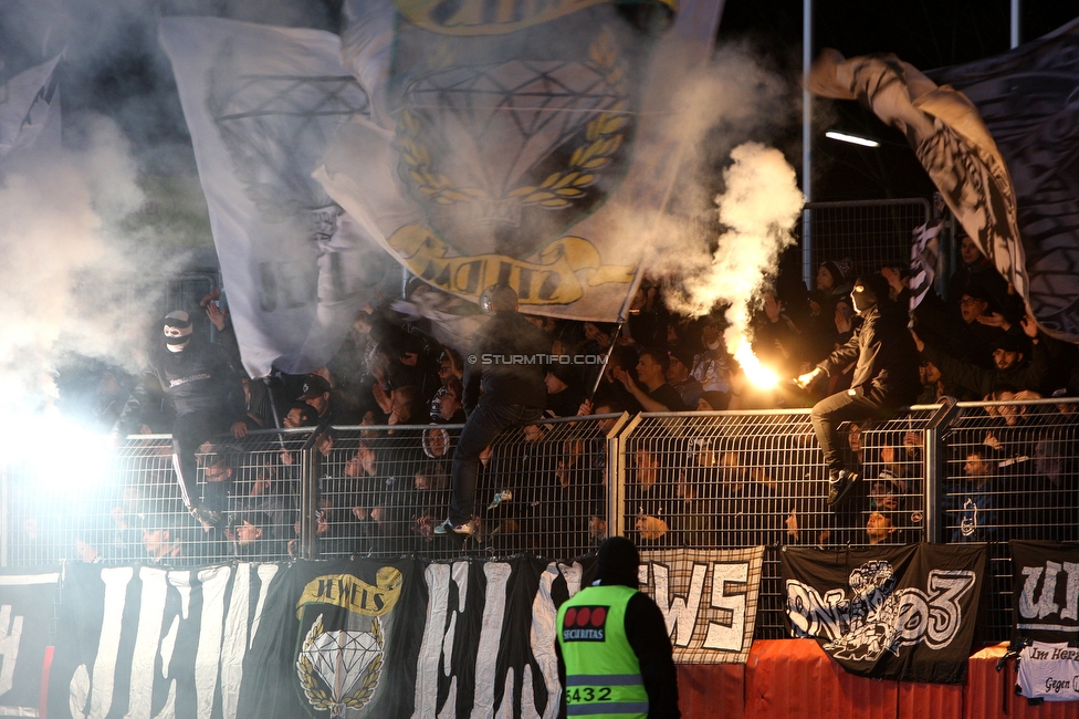 Kapfenberg - Sturm Graz
OEFB Cup, Achtelfinale, Kapfenberger SV - SK Sturm Graz, Franz-Fekete-Stadion Kapfenberg, 29.10.2019. 

Foto zeigt Fans von Sturm
Schlüsselwörter: pyrotechnik