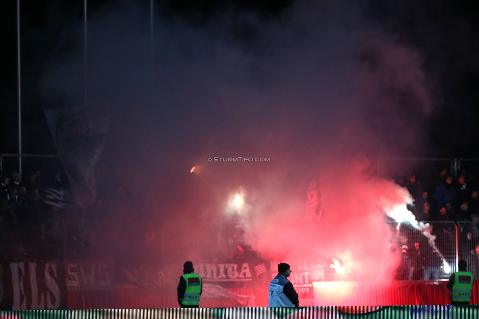 Kapfenberg - Sturm Graz
OEFB Cup, Achtelfinale, Kapfenberger SV - SK Sturm Graz, Franz-Fekete-Stadion Kapfenberg, 29.10.2019. 

Foto zeigt Fans von Sturm
Schlüsselwörter: pyrotechnik