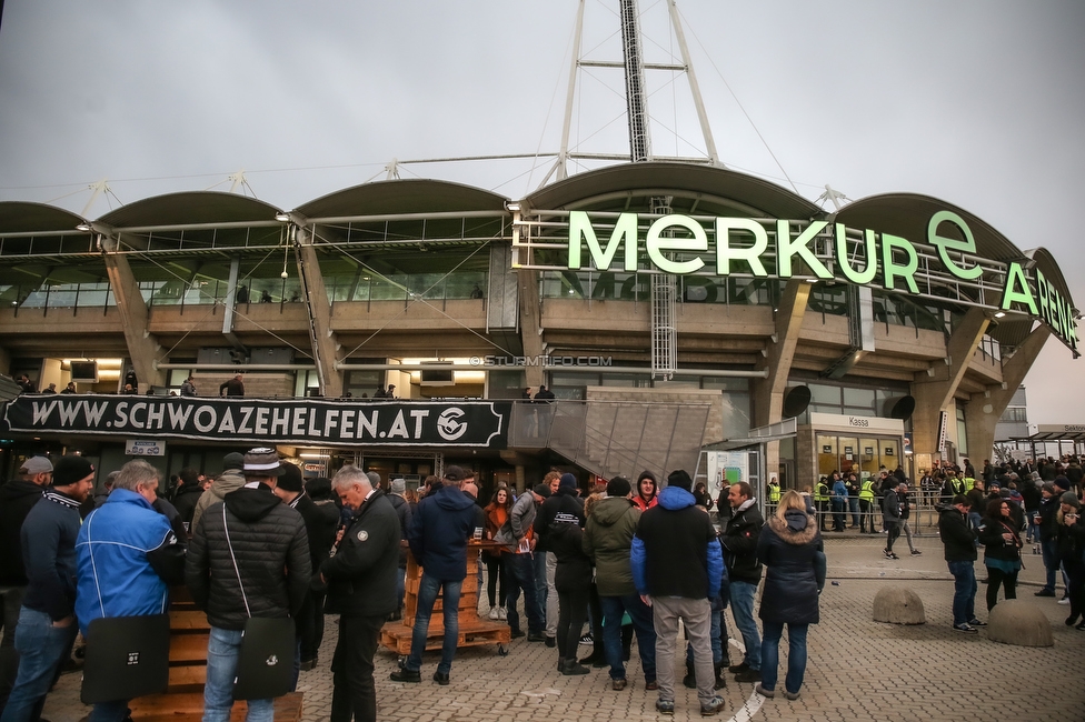 Sturm Graz - Hartberg
Oesterreichische Fussball Bundesliga, 14. Runde, SK Sturm Graz - TSV Hartberg, Stadion Liebenau Graz, 09.11.2019. 

Foto zeigt eine Aussenansicht vom Stadion Liebenau und ein Fans von Sturm mit einem Spruchband
Schlüsselwörter: schwoazehelfen